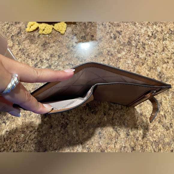 Michael Kors Heritage Medium Logo Passport Wallet - Picture 5 of 9